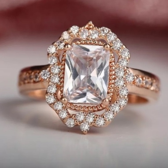 🔥 18K Strawberry Gold Diamond Halo Ring - Picture 3 of 4